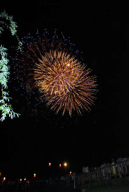 県下の先陣切る 愛知川の花火