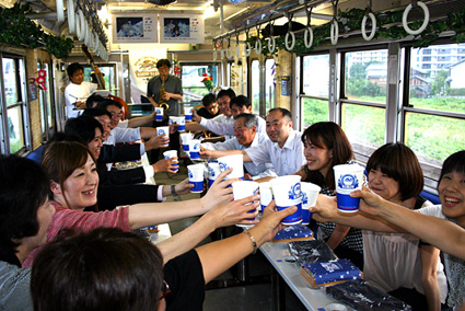 走るビアホール！ビア電発車オーライ