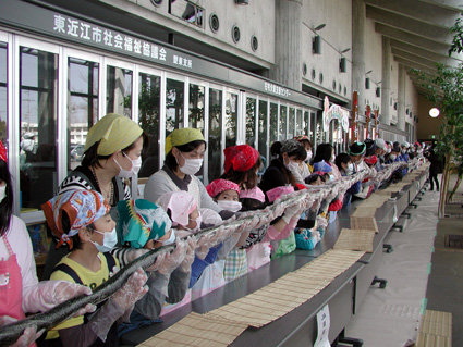 近江米や地元野菜でつくった！35メートル巨大まき寿司