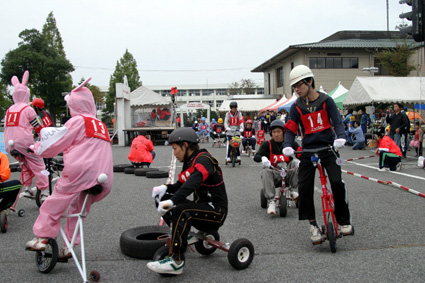 特設ミニサーキットに26チーム 三輪車４時間耐久レース