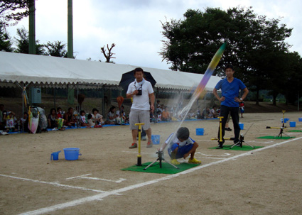 ペットボトルロケット 大空に弧を描く、親子ら歓声