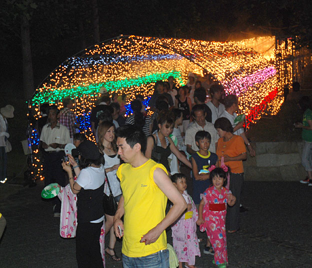 25万球のイルミネーション輝く サマーフェスタ「コトナリエ」