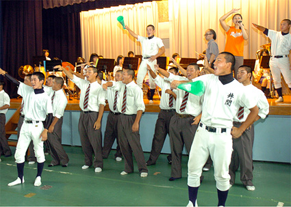 グラウンドに届く声援を 全校あげて応援練習