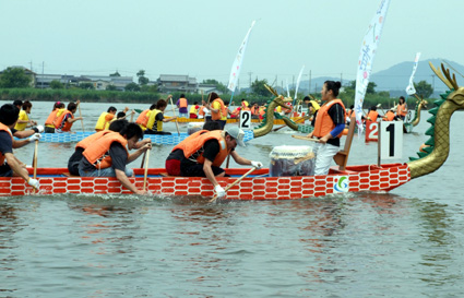 若さと熱気！　 夏の内湖で53チーム熱闘