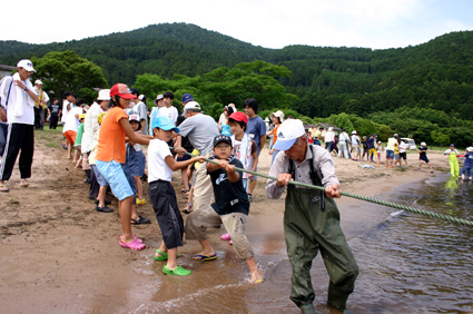 地引網、カヌー、稚魚放流 琵琶湖の環境を肌で