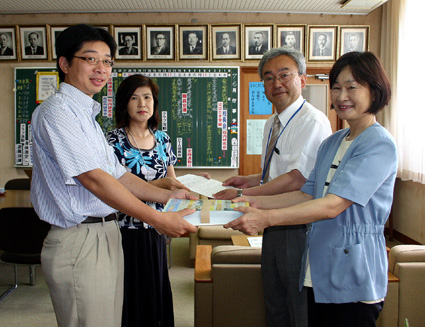 学校給食から食育を考える 下敷きにして全児童に