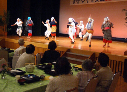 五個荘 ひとり暮らしのお年寄り招き「友愛のつどい」