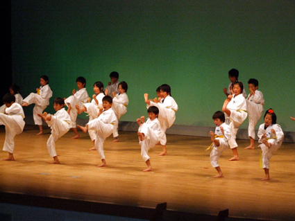拳法護身術  初の演武会 幼稚園児から大人まで 拳士約30人