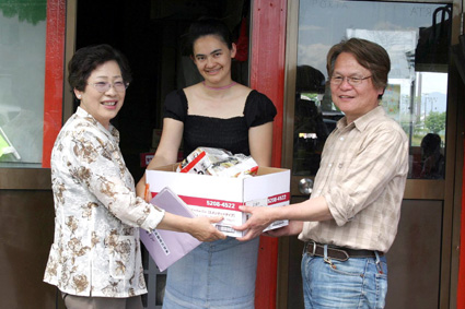 派遣切りなど生活深刻 外国籍市民らへ食料配布