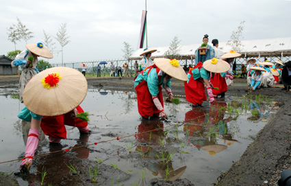 県内外から300人が訪れる 初夏の風物詩「お田植え祭」