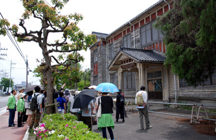 詩人ビナードさんも愛知川宿散策 旧愛知郡役所の保存訴える