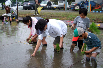 泥の感触に大歓声！親子で田植え体験