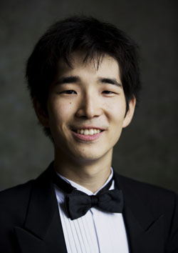 若手ピアニストの久末航