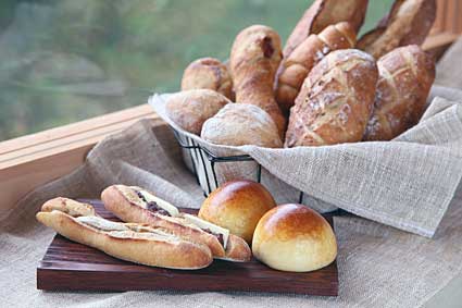 パン工房とカフェをオープン