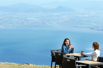 びわ湖がワイドに眺望できる