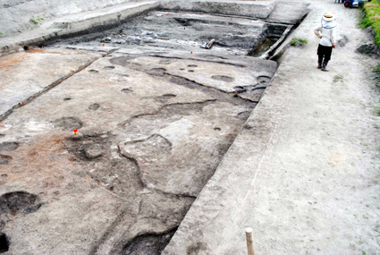 南滋賀遺跡から大壁建物跡が検出