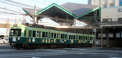 京阪石坂線で粟津貝塚のラッピング広告