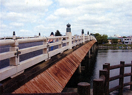 近江八景の名所「瀬田の唐橋」30年ぶり塗り替え工事