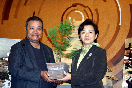 又右衛門、滋賀に感謝「火天の城」完成を報告