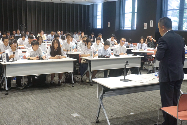 高校生記者が知事の姿勢を問う