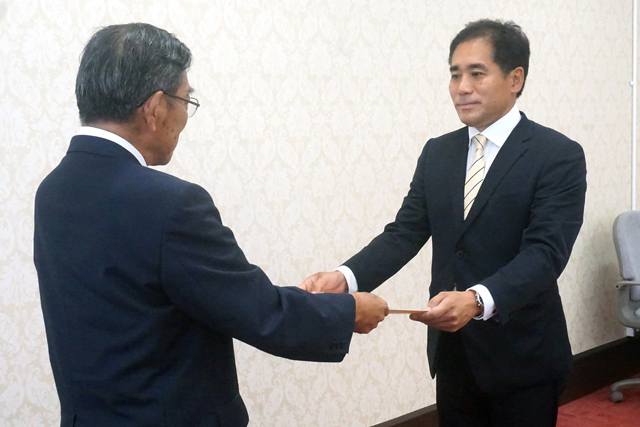 参院選 宮本氏に当選証書付与