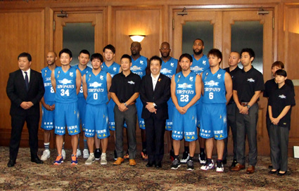 レイクス選手らが知事表敬訪問