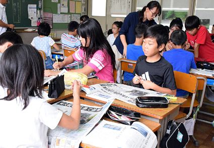 同じニュースで新聞読み比べ