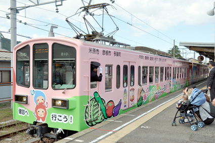 近江鉄道電車をラッピング