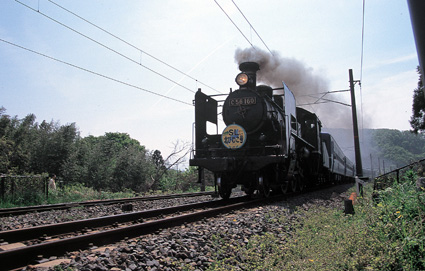 湖北路を疾走秋のＳＬ北びわこ号