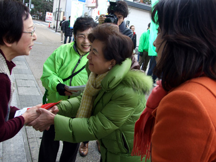 自民県連　佐野幹事長が大阪成蹊学園理事長に要請文