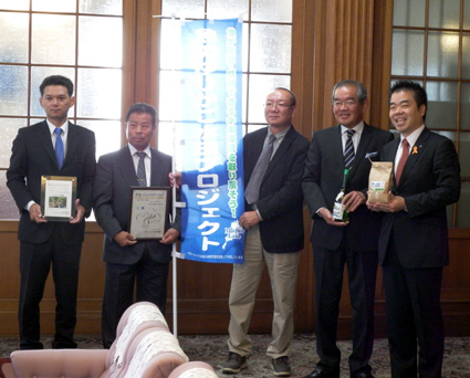 全国大会ダブル受賞を知事報告　野洲市「魚のゆりかご水田」