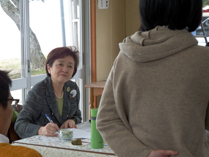 嘉田知事「自治巡る戦い」茶話会スタート