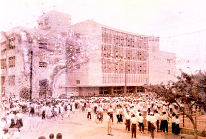 県庁本館記者クラブ前廊下で