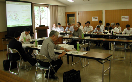 住民　ぬぐえぬ「封じ込め」の懸念