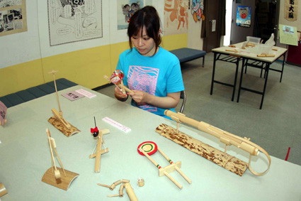 八日市大凧会館の夏休み特別企画 竹でできた「からくり“おもちゃ”」