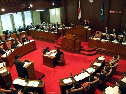 県議会 自民２会派が再結集へ 今夏の参院選、来春の統一地方選にらむ