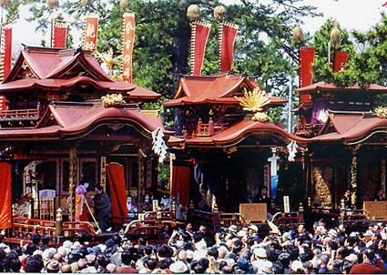 絢爛豪華な春の「曳山まつり」