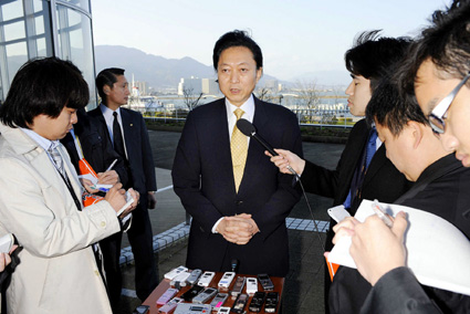 鳩山首相辞任、民主に衝撃 湖国の各党から様々な反応