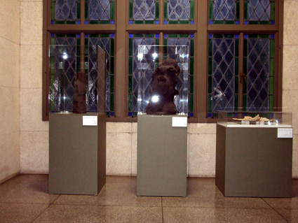 県庁本館正面玄関階段踊り場で