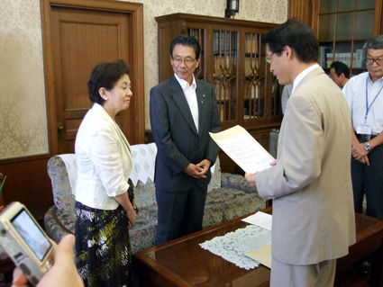 「県の政策決定には十分な調整を」