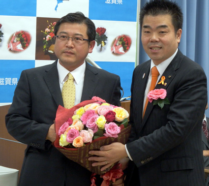 三日月知事 竜王町のバラＰＲ