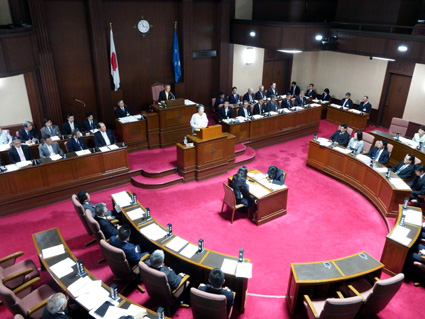 県議会初の女性議長選出