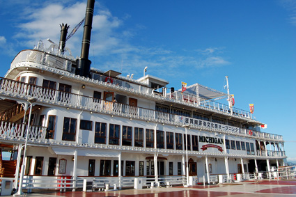 20日、県芸術文化祭オープニングで　ミシガン船上クルージングステージ