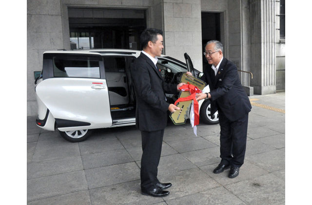 新型コロナ対策　患者移送専用車両を県へ貸与