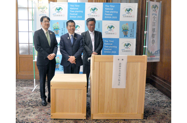 県産材木製品寄付