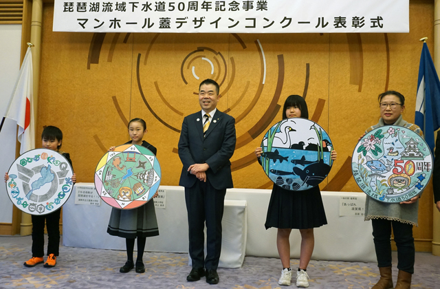 マンホール蓋に県と琵琶湖の魅力