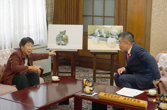 神山清子さんが県に作品寄贈