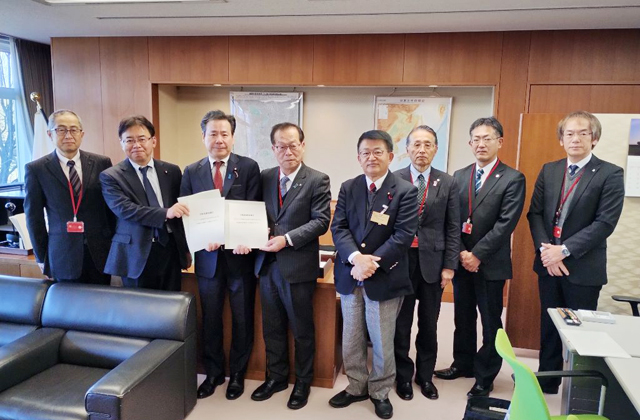 竜王町など県内11市町が国へ緊急要望 ダイハツ工業出荷停止先行き見えず