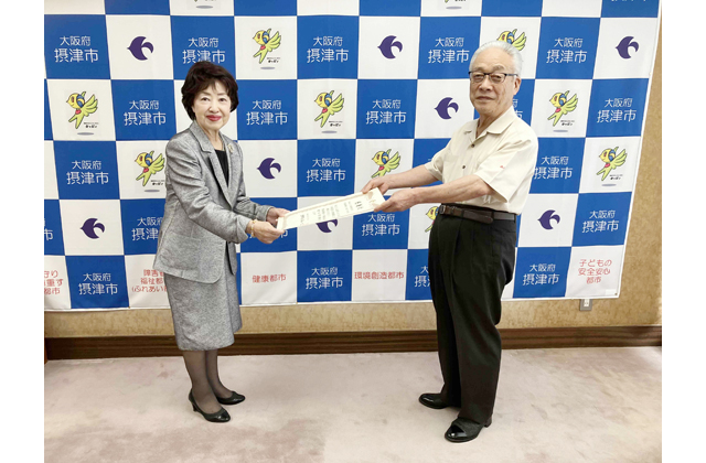 森山摂津市長が退任前に日本たばこ販売の和泉社長に感謝状