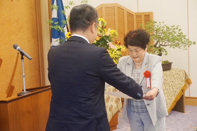 看護業務への努力と功績をたたえ